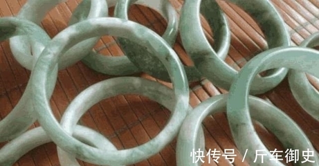 大街上擺攤賣的10元手鐲都是從哪來的? 說出來你不相信